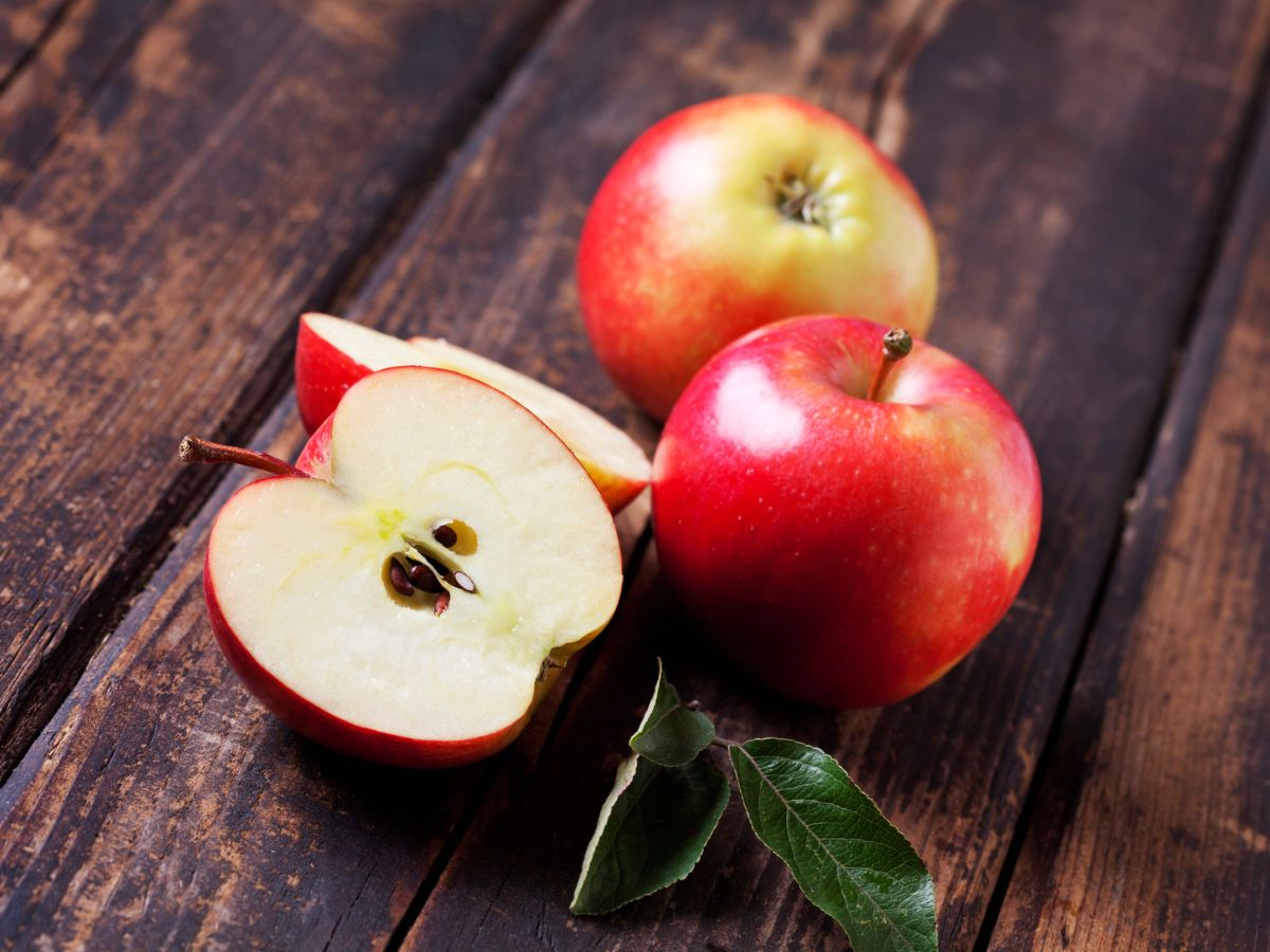 almák fa felületen