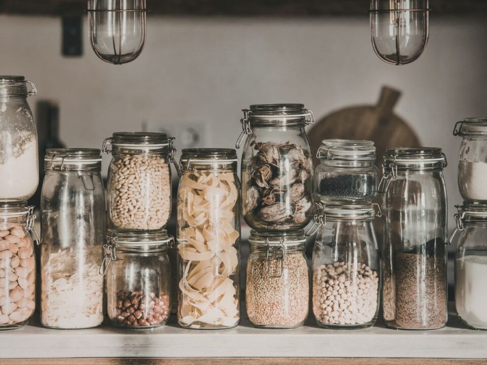 6-legjobb-etel-aramkimaradas - Nők Lapja kamrapolcon sorakozó üvegek