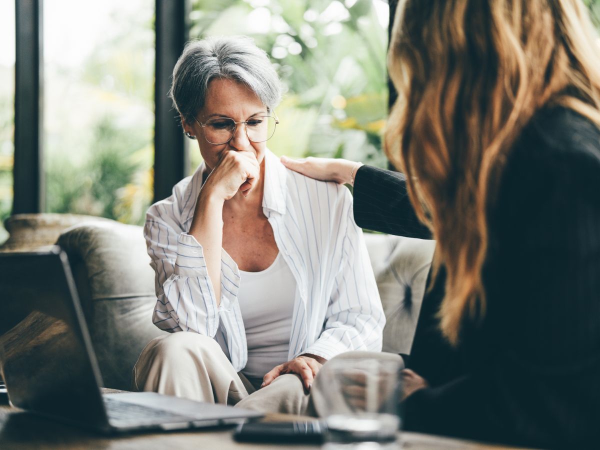 két nő beszélget egymással