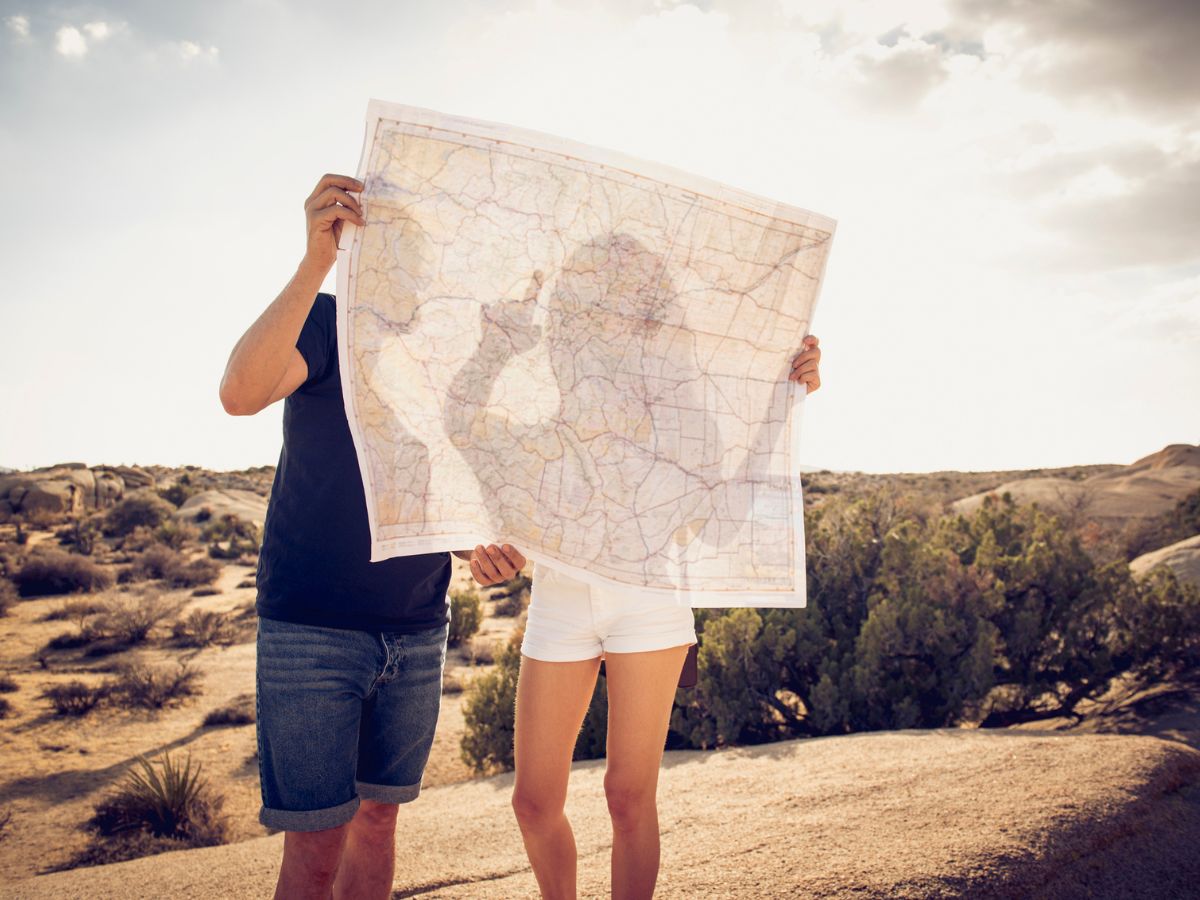biztonsagi-mentes-papir - Nők Lapja fiatal pár néz egy kihajtott papír térképet