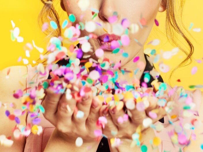 nő konfettit fúj