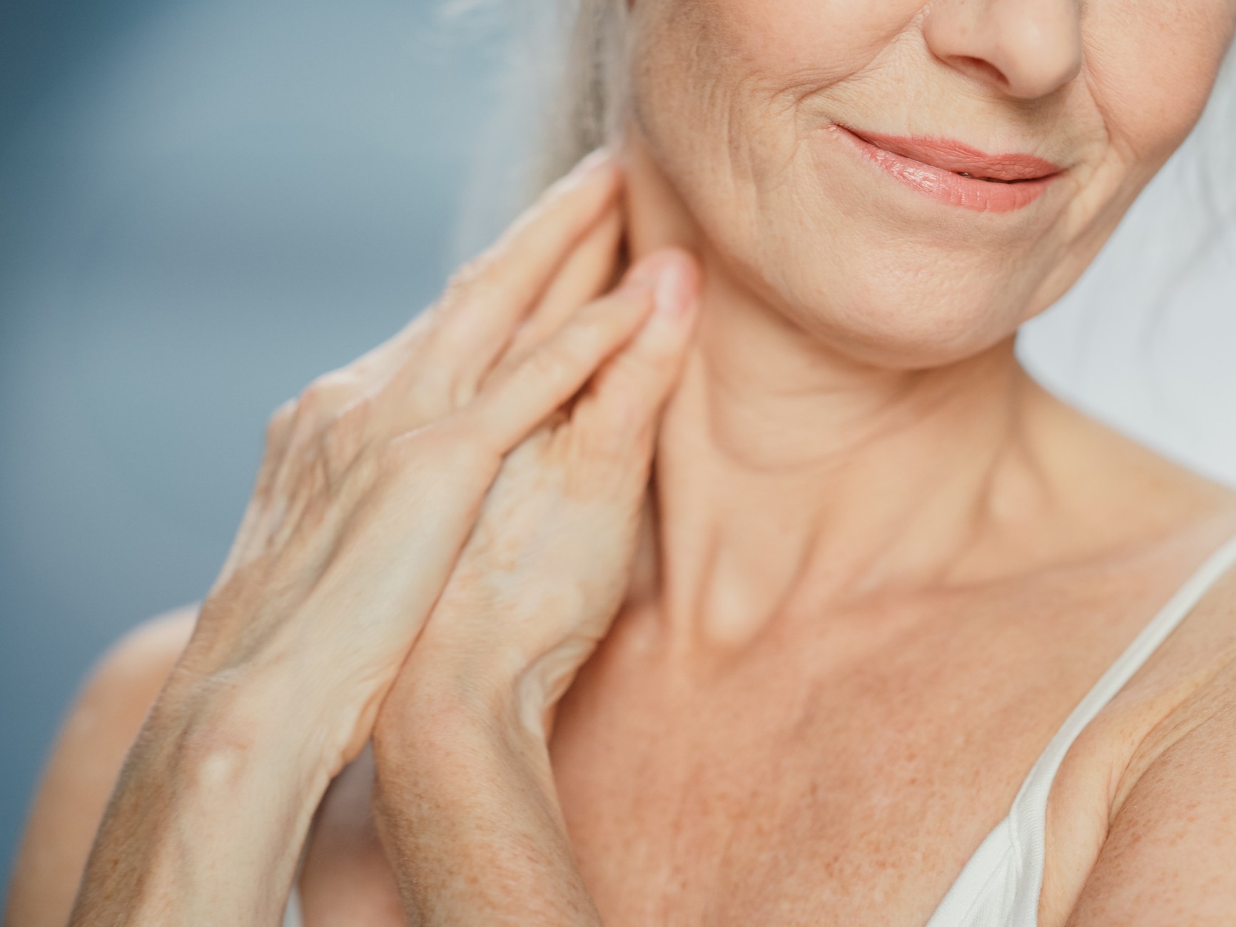 érett nő nyaka és arca közelről