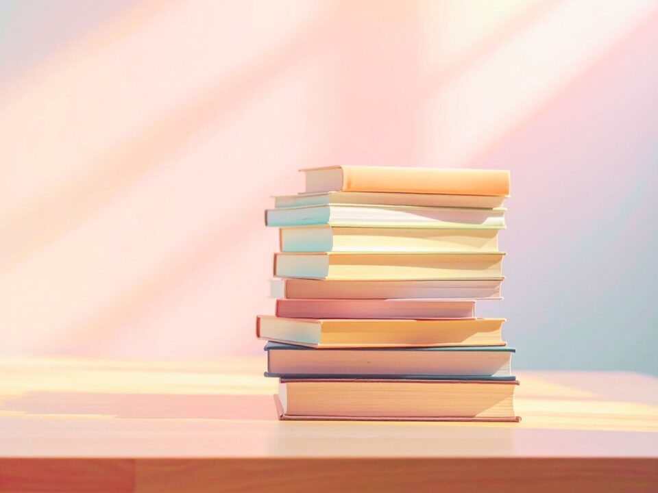 könyve pink fényben