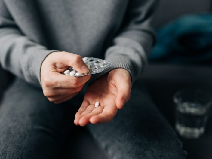 egy nő tablettával a kezében