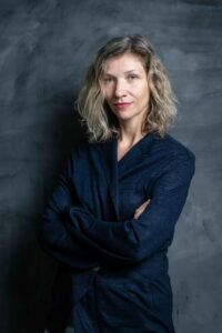 Czakó Zsófia író szürke fal előtt