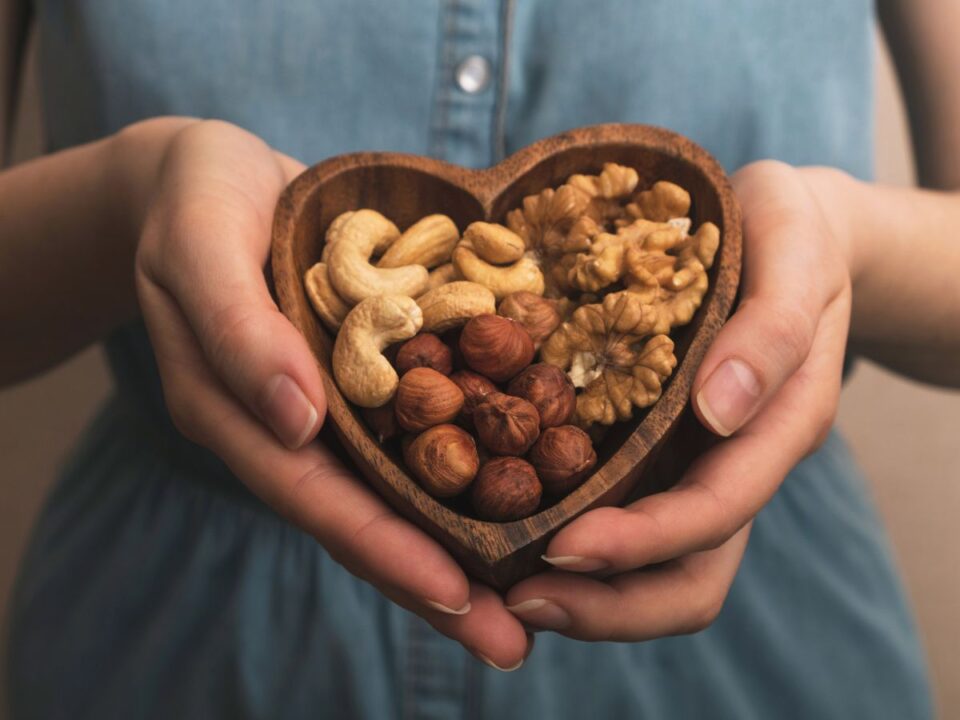 diofelek-magvak-feherje-zsirok - Nők Lapja diófélék vegyesen egy szív alakú tálkában