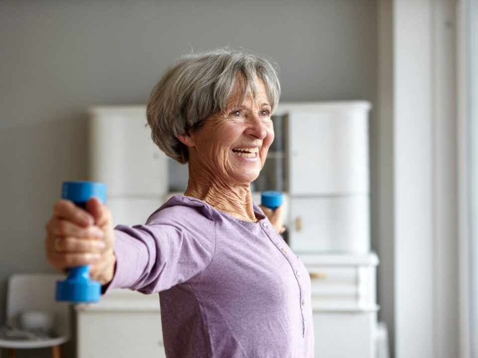 idősebb nő súlyzózik