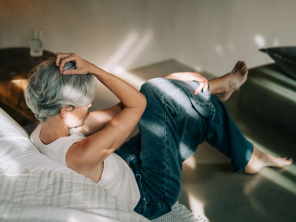 érzelmileg kimerült, szomorú középkorú nő