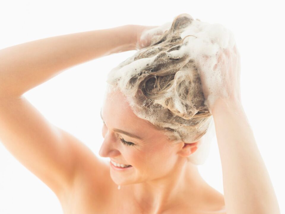 fiatal nő hajat mos