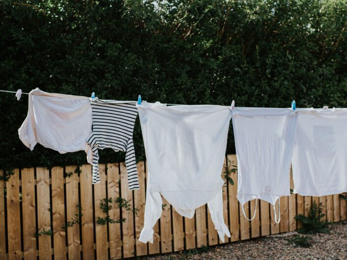fehér ruhák szárítókötélen kertben