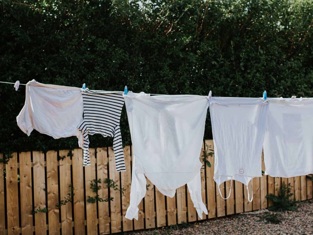 fehér ruhák szárítókötélen kertben