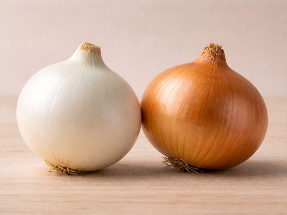 fehér- és vöröshagyma egymás mellett
