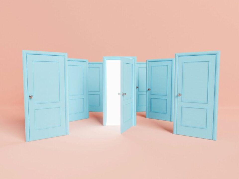 felnottkori-tevedesek - Nők Lapja kék ajtók a barackszínű térben