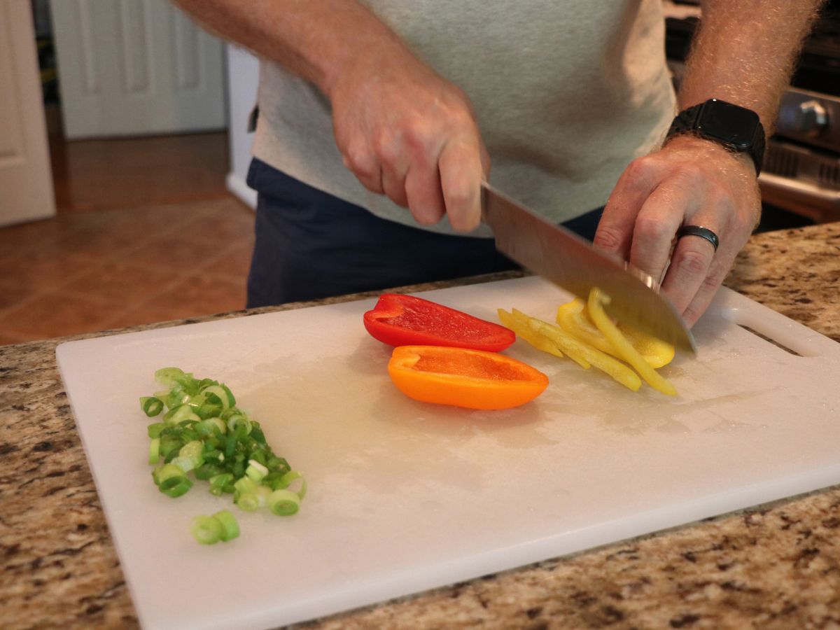 vágódeszkán paprikát vágnak
