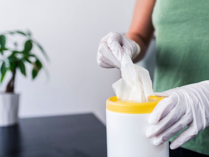 nő kihúz a dobozból egy fertőtlenítő kendőt