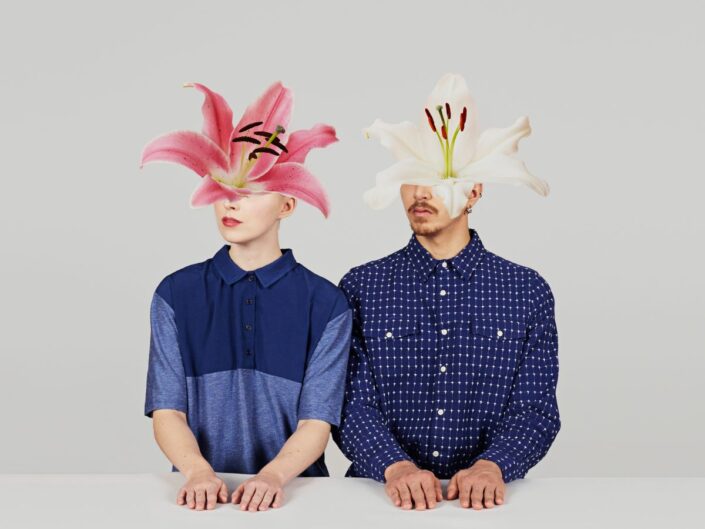 egy nő és egy férfi virágokkal a fejükön