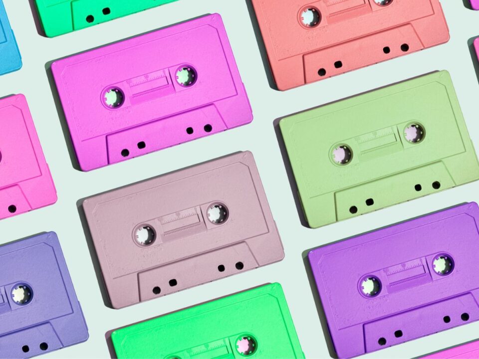 régi kazetták neonszínben