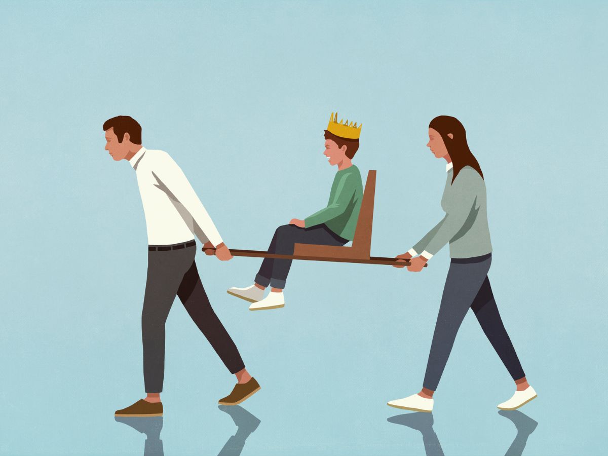 rajz szülők koronát viselő gyereket cipelnek
