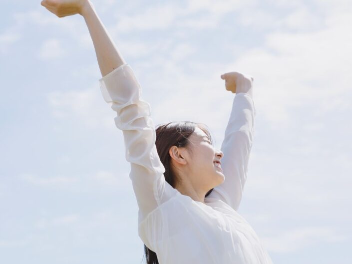 boldog nő a természetben