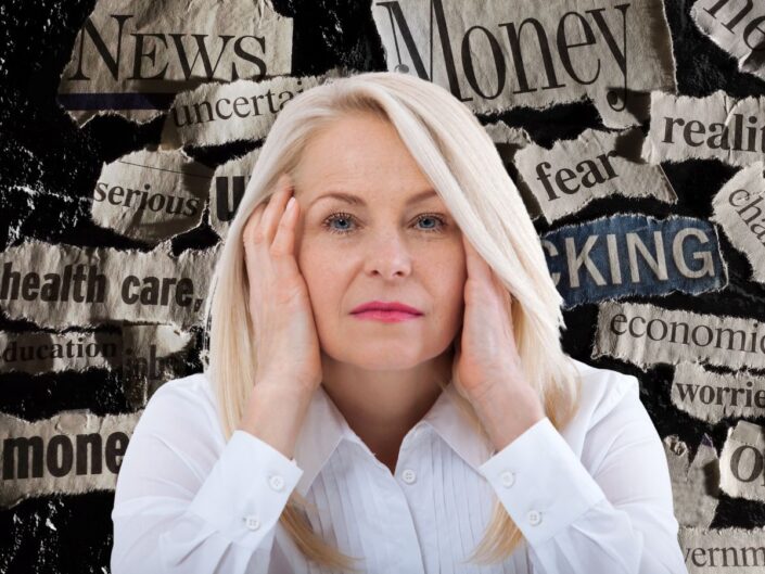 Egy középkorú nő szemből látható, kezét a halántékához emeli, arca feszült. Mögötte újságcímek és szavak kollázsa látszik, mint „news”, „fear”, „money”, amelyek a hírek okozta mentális túlterhelést jelképezik.