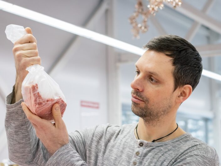 férfi húst szemrevételez