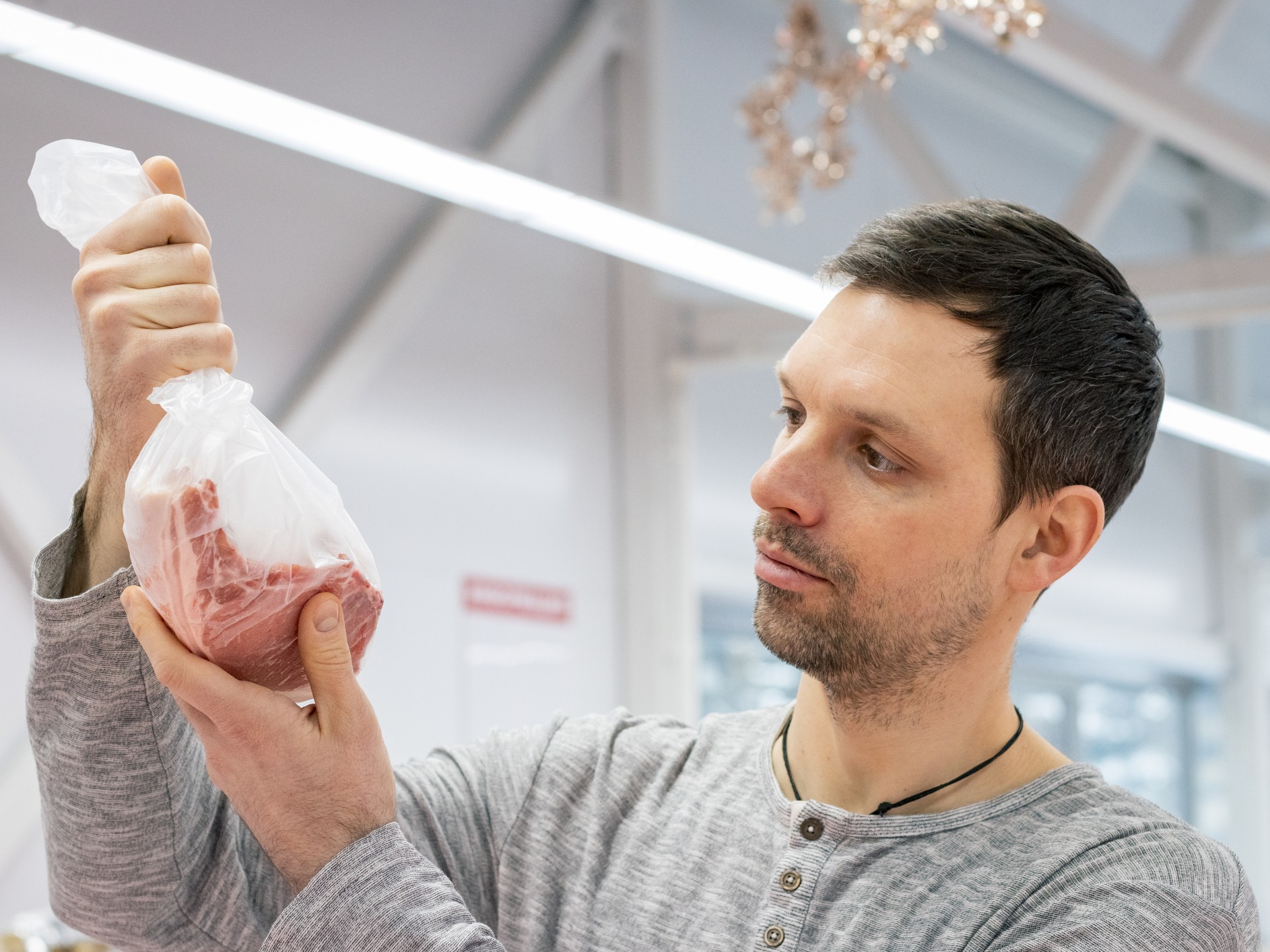 férfi húst szemrevételez