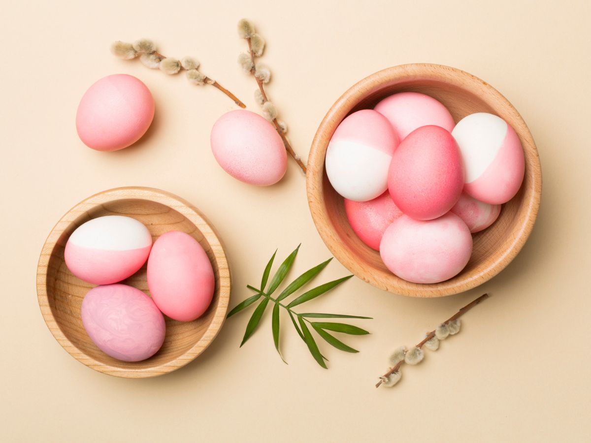 rózsaszín húsvéti tojások fatálban