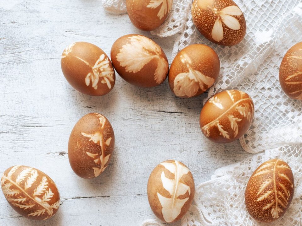 különböző levélnyomatos húsvéti tojások
