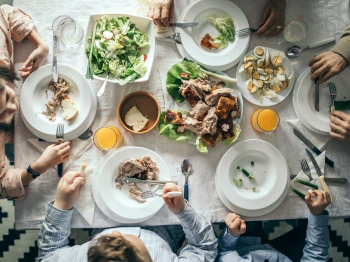 finomságokkal megpakolt húsvéti asztal