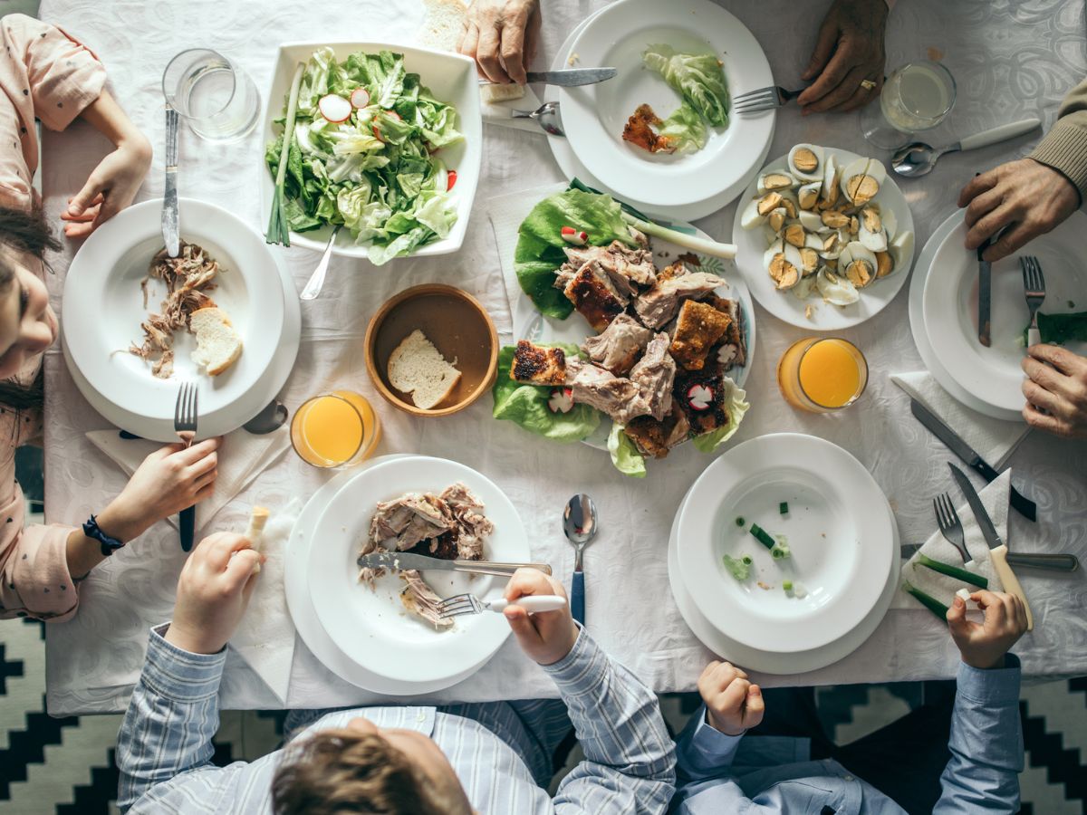 finomságokkal megpakolt húsvéti asztal