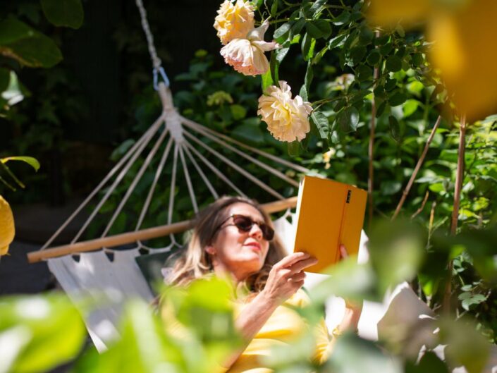 nő olvas a nyugágyban tavaszi időben