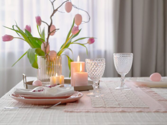 terített asztal tulipánnal húsvéti tojásokkal