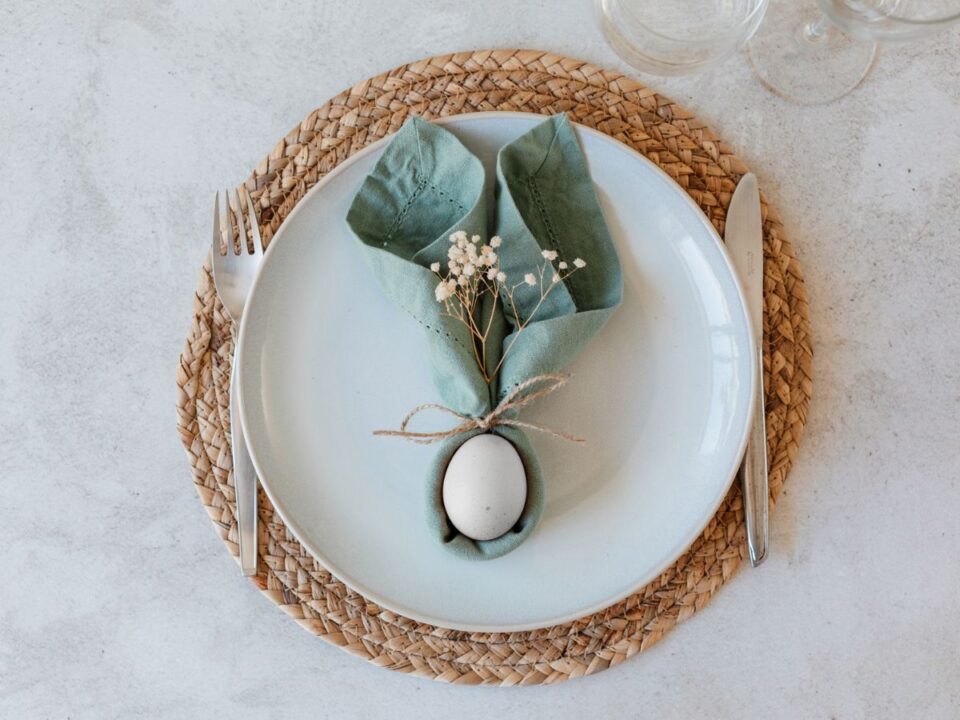 húsvéti szalvétanyuszi tányéron