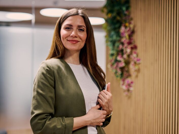 fiatal üzletasszony áll az irodában