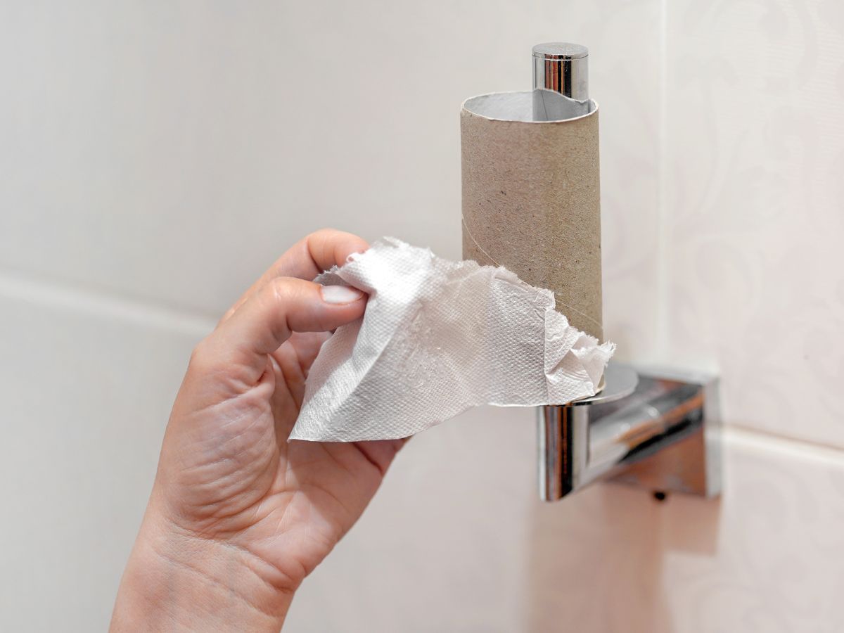 elfogyott wc papír utolsó darab női kéz