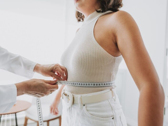 nő hasát mérik centivel