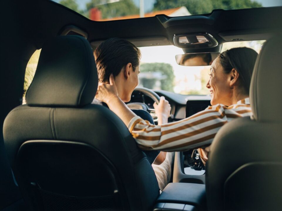 kamasz vezeti az autót anyja megdicséri