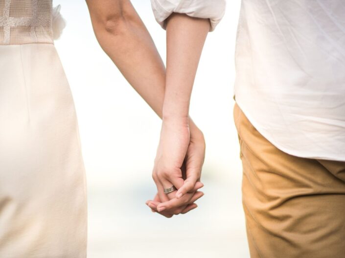 pár összekulcsolódó kezei