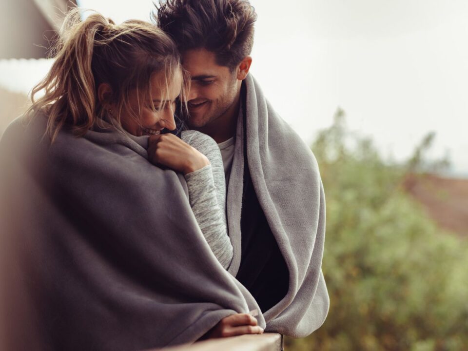 3-kerdes-hogy-keszen-allsz-uj-parkapcsolatra - Nők Lapja boldog pár a szabadban takaróban