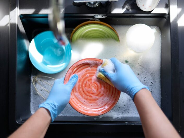mosogatás kézzel, kesztyűben, szivaccsal