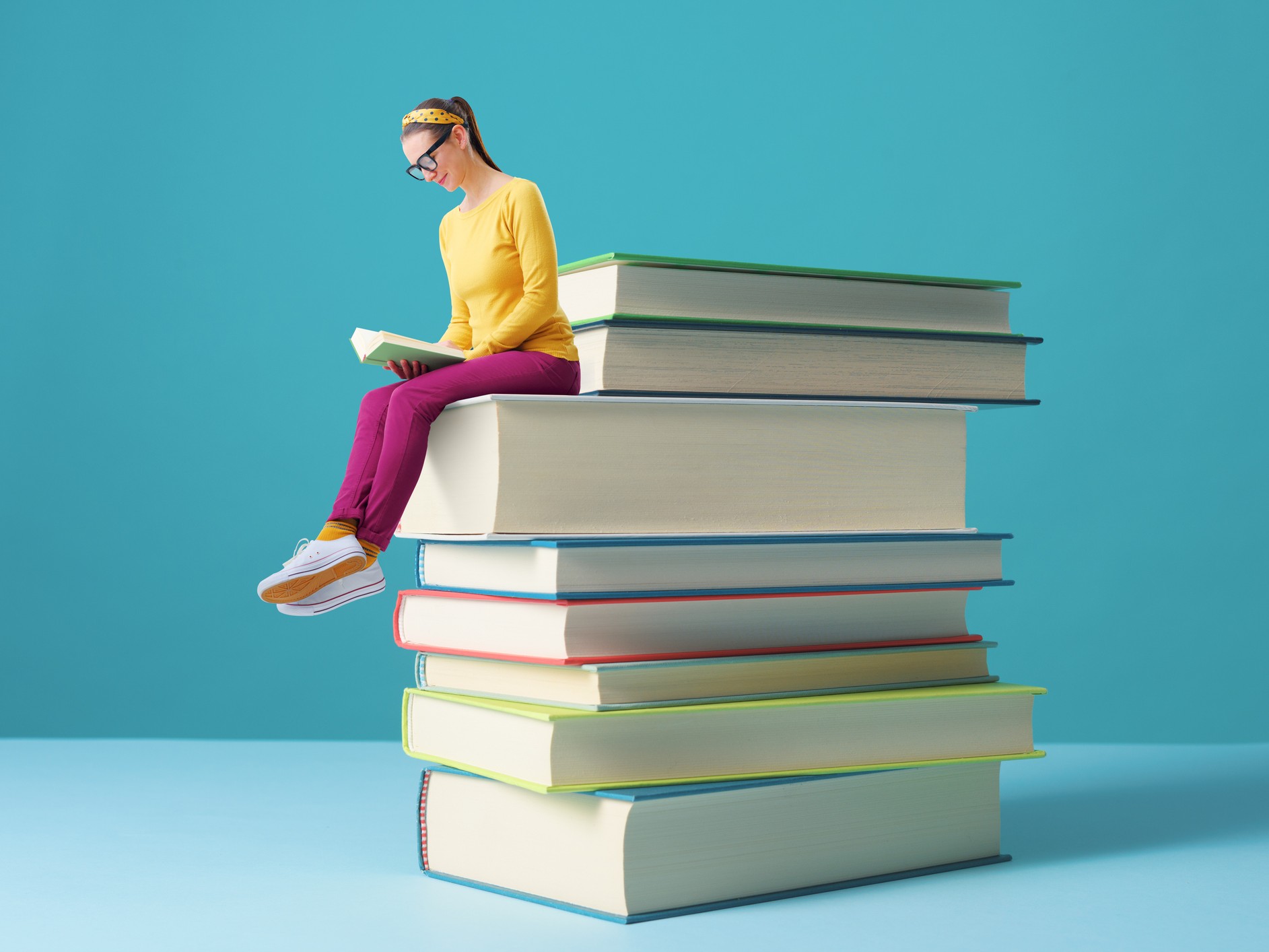 nagy kupac könyvön ülő nő