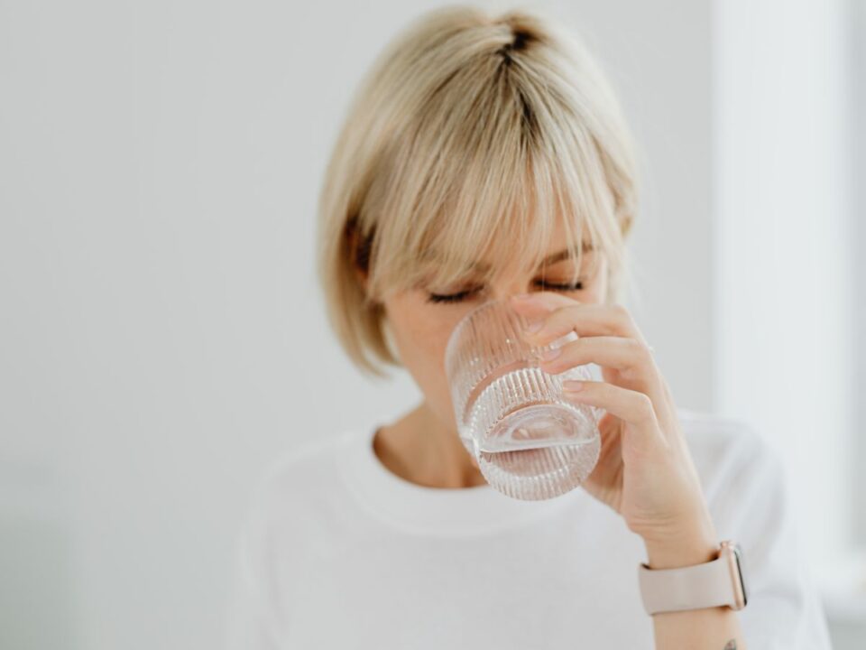 nő pohár vizet iszik