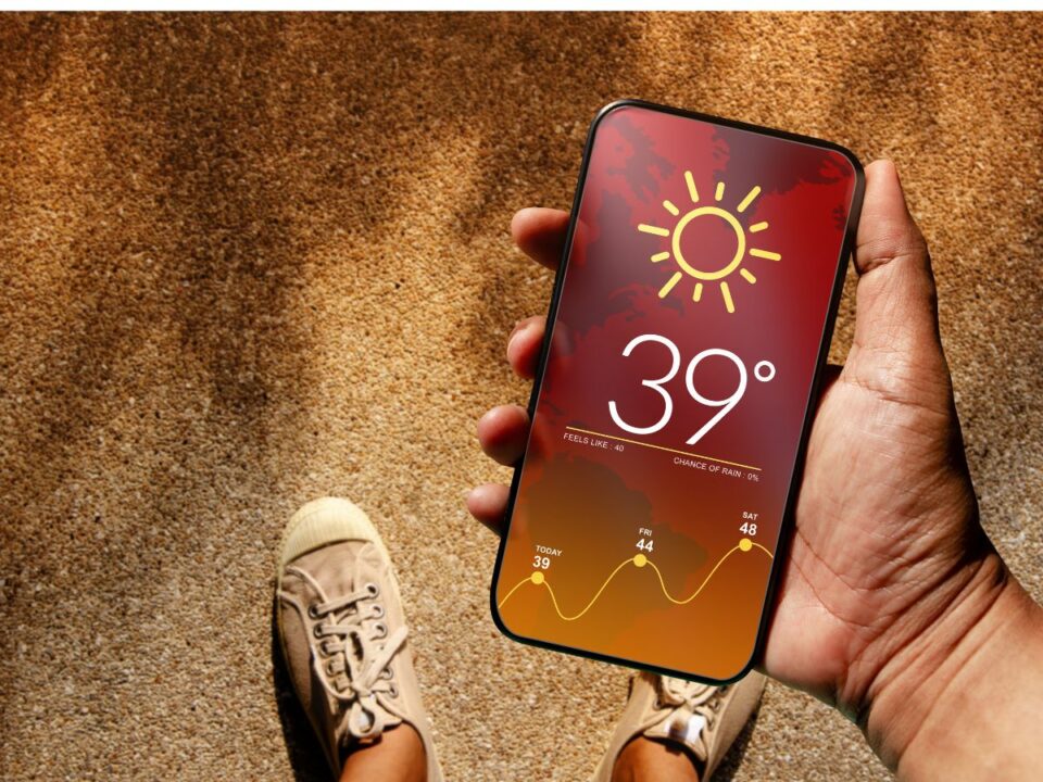 lassabb-mobil-merules-tippek - Nők Lapja felülnézetből: homokos talaj, futócípős láb, kézben egy mobil, a kijelzőn időjárás, napos idő, 39 celsius fok