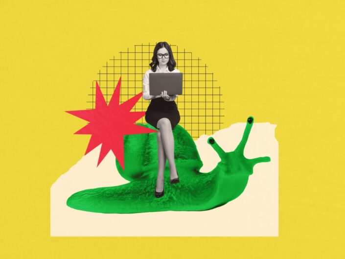 3D-s kreatív képkollázs egy boldog üzletasszonyról, aki egy csigán ülve végez irodai munkát