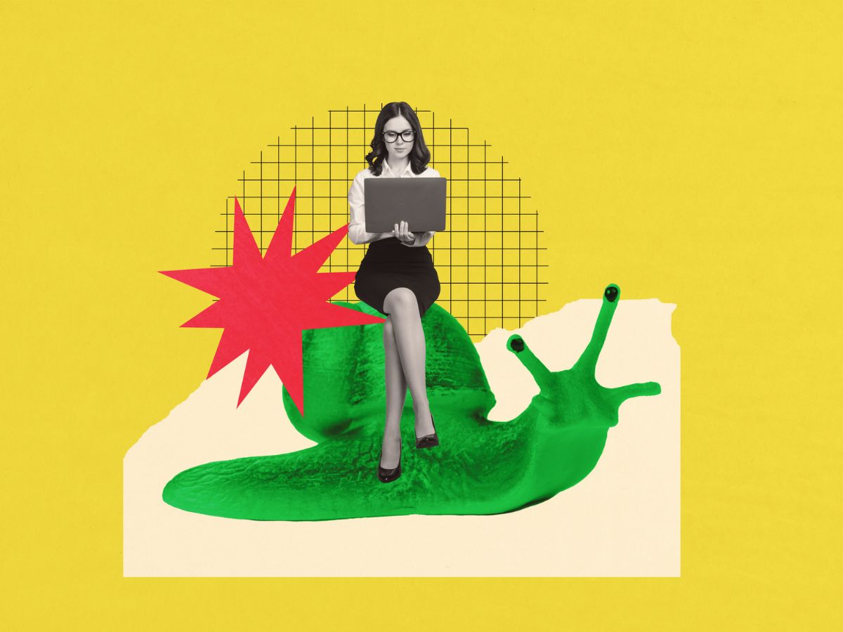 3D-s kreatív képkollázs egy boldog üzletasszonyról, aki egy csigán ülve végez irodai munkát