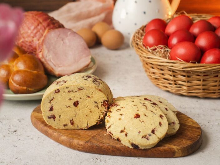 sárgatúró húsvéi kalács sonka és piros tojás