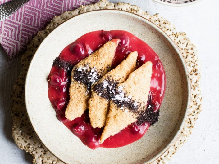 mákos derelye meggyszósszal