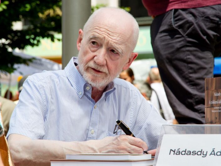 Nádasdy Ádám magyar nyelvész, költő, műfordító, esszéista, az Eötvös Loránd Tudományegyetem Bölcsészettudományi Kar Angol–Amerikai Intézet oktatója