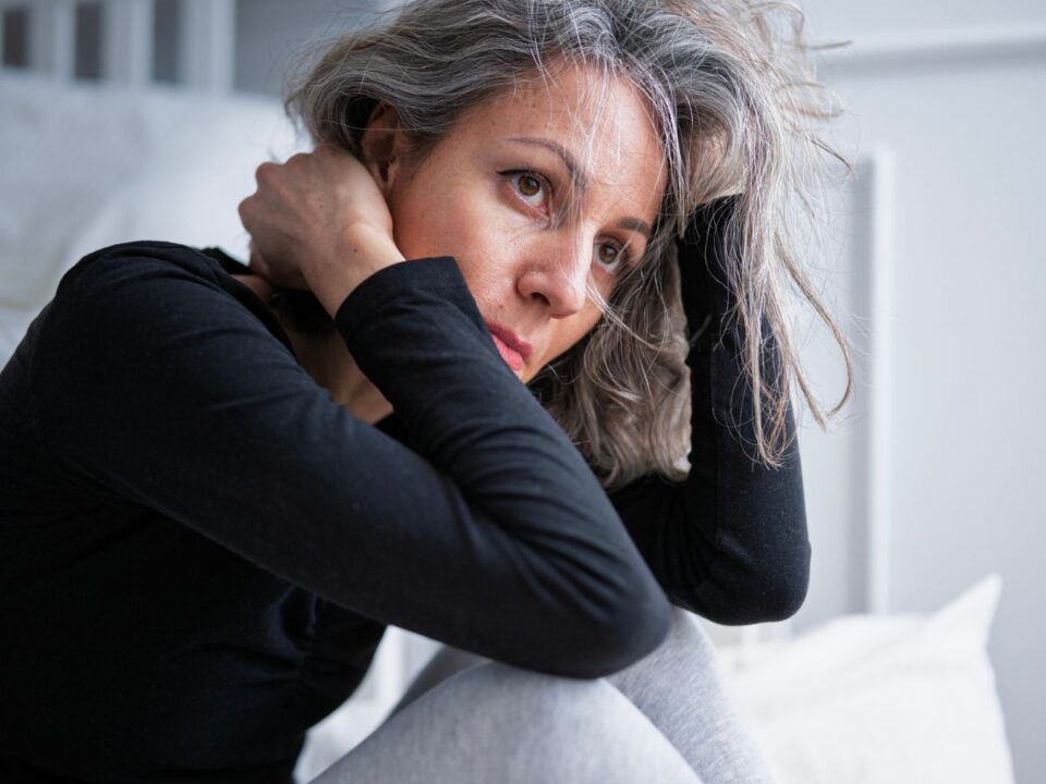 egeszseg-menopauza-agykod-kreatin - Nők Lapja középkorú nő ül az ágy mellett aggodalmasan