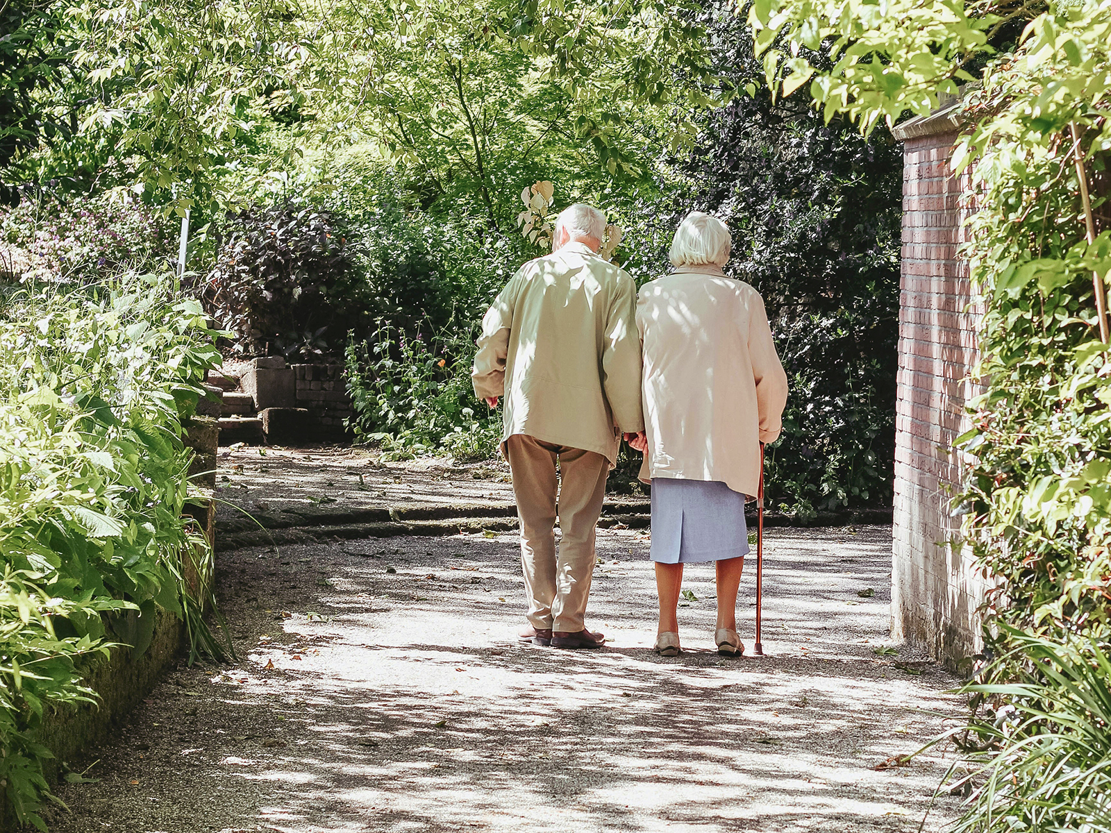 idős házaspár sétál a napsütésben